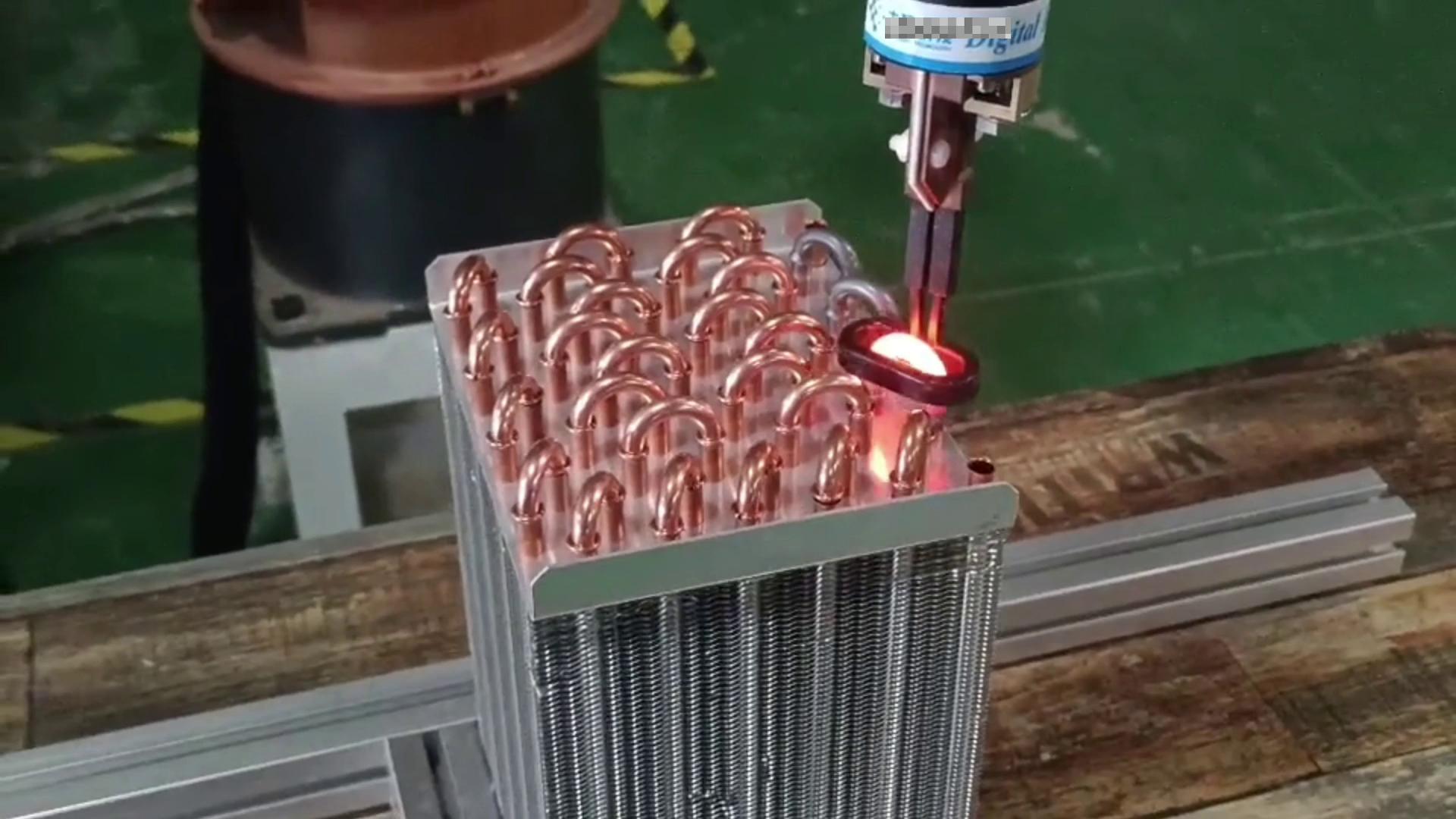 你还在用人工火焰焊接冷凝器 人家已经用高频焊机配机械手臂实现全自动化焊接
